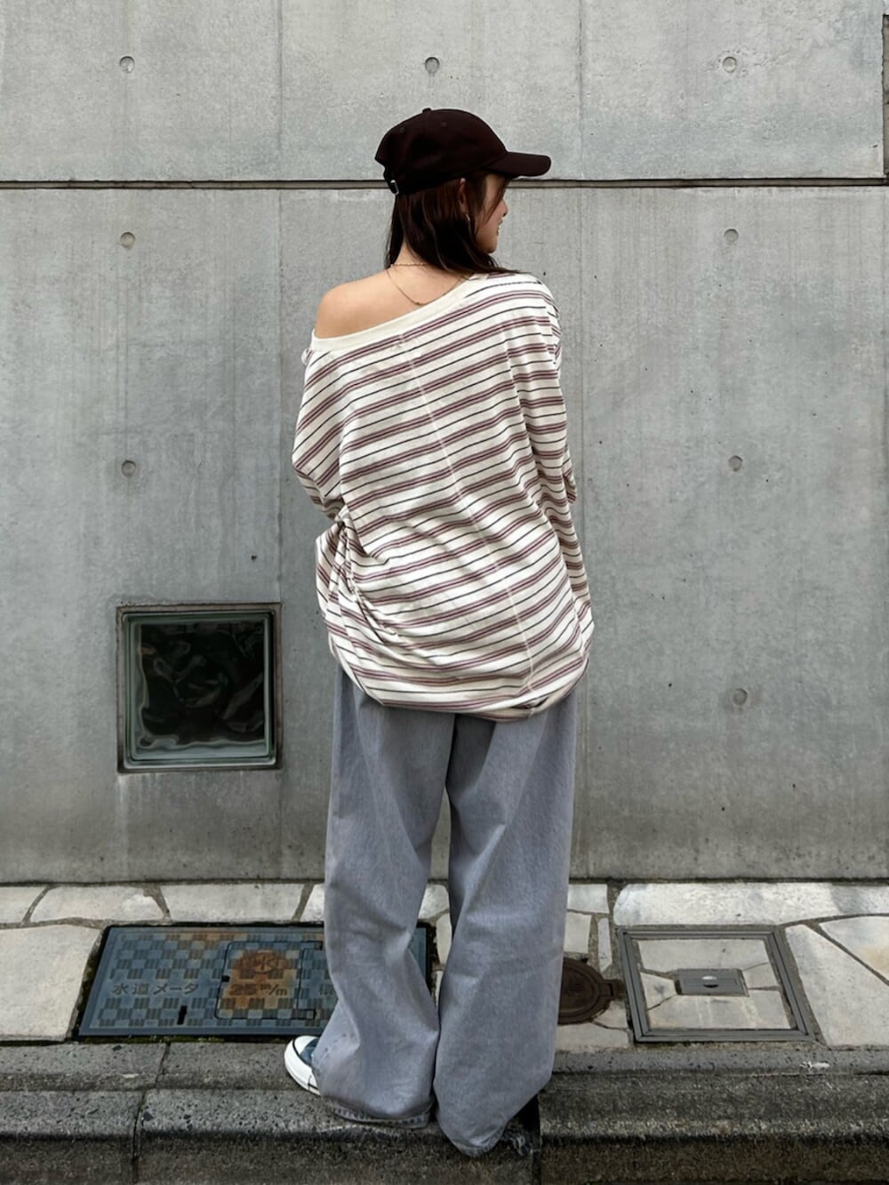 ブルー系のスニーカー、ブルー系のデニムパンツ、ブラック系のベルトを着用したレディースの冬コーディネートの4枚目の写真