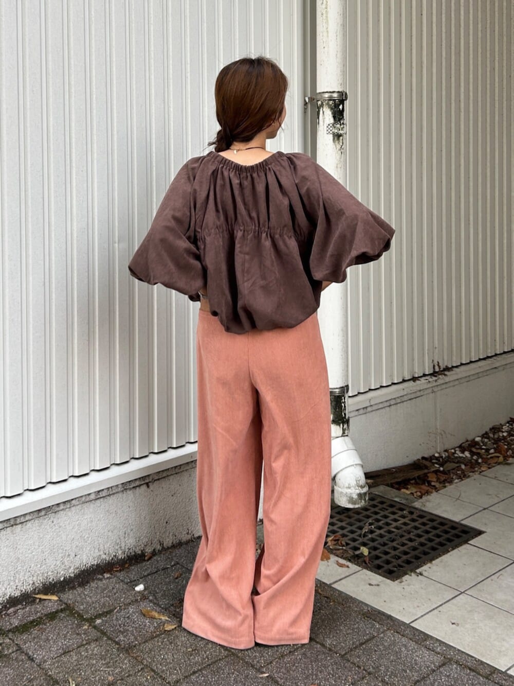 ブラウン系のシャツ/ブラウス、ピンク系のその他パンツを着用したレディースの夏コーディネートの5枚目の写真