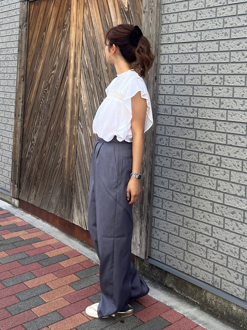 ホワイト系のシャツ/ブラウス、グレー系のその他パンツ、ゴールド系のバレエシューズを着用したレディースの夏コーディネートの3枚目の写真