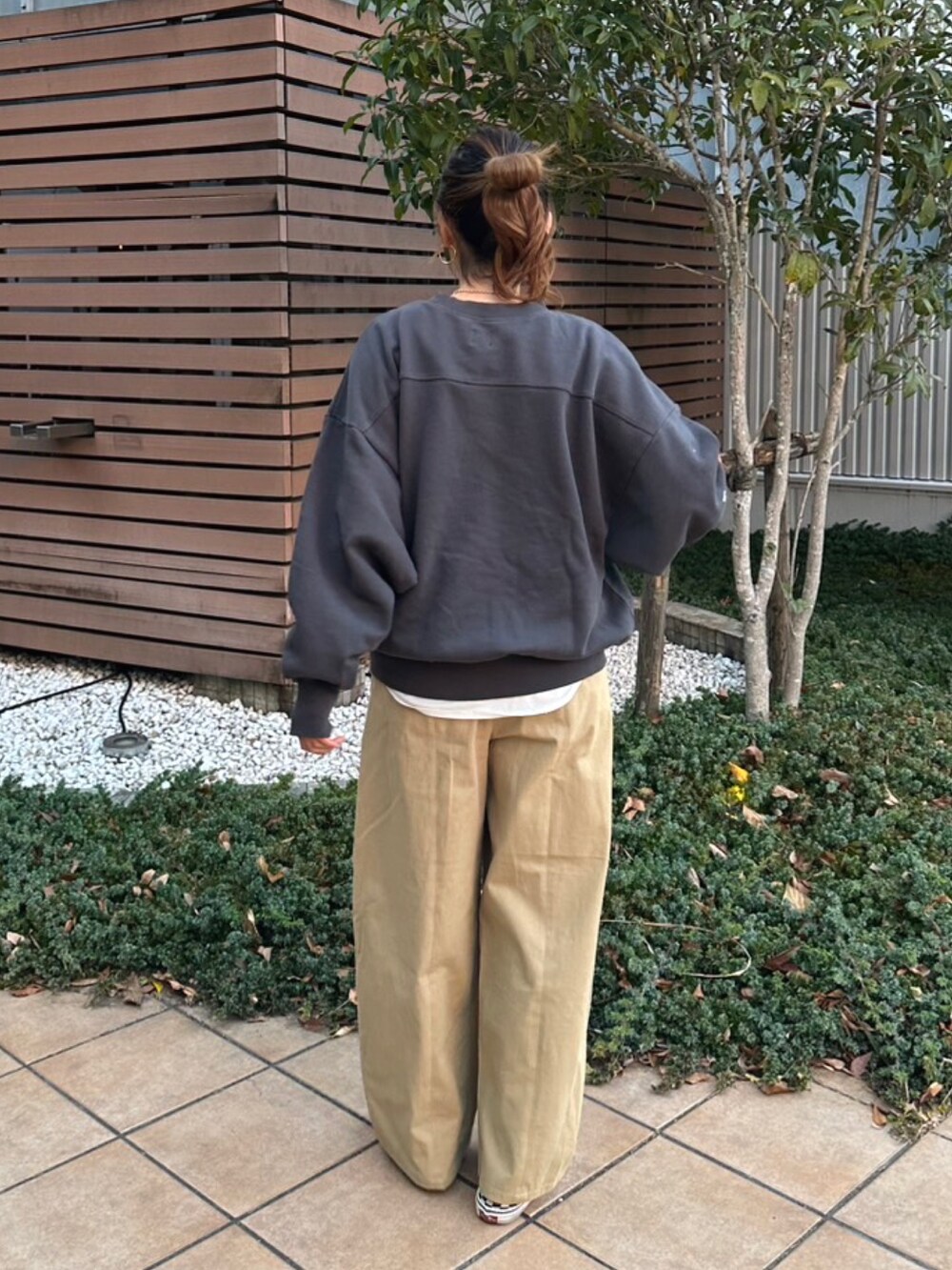 グレー系のスウェット、ベージュ系のチノパンツ、ホワイト系のTシャツ/カットソーを着用したレディースの冬コーディネートの4枚目の写真