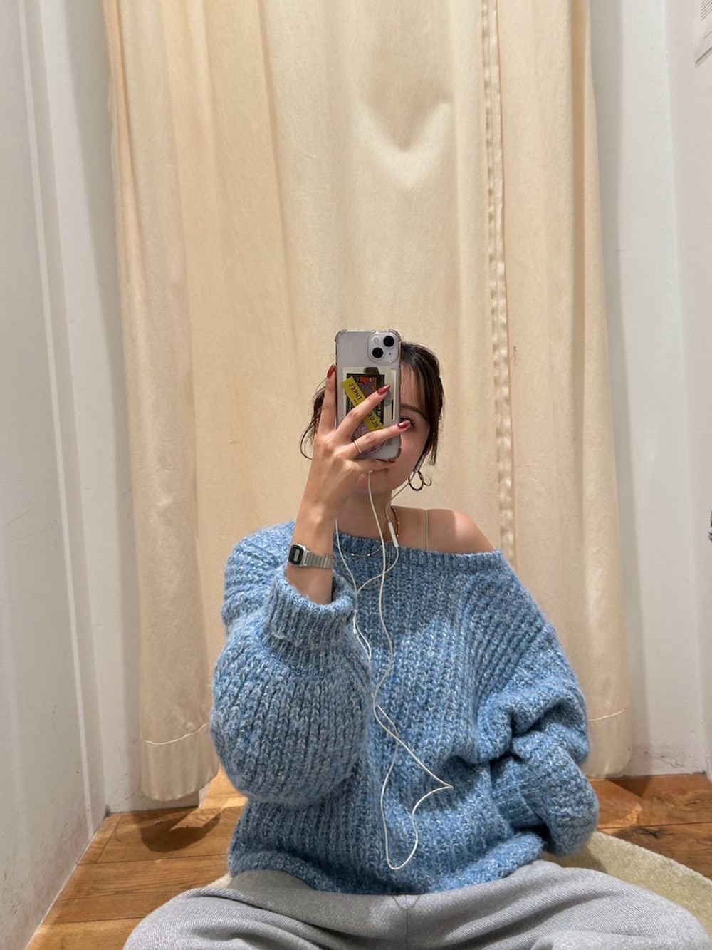 ブルー系のニット/セーター、グレー系のその他パンツ、ブラック系のスリッポンを着用したレディースの冬コーディネートの7枚目の写真