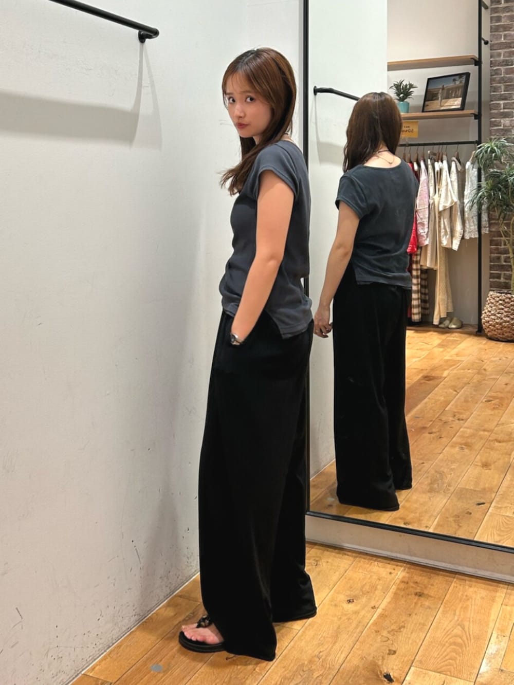 ブラック系のその他パンツ、グレー系のTシャツ/カットソーを着用したレディースの夏コーディネートの3枚目の写真