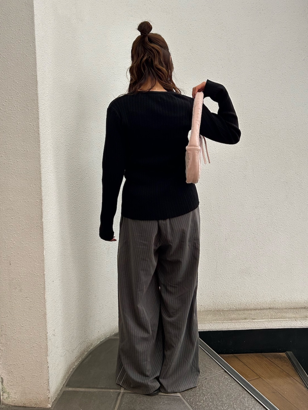 グレー系のその他パンツ、ブラック系のスリッポン、ピンク系のハンドバッグを着用したレディースの冬コーディネートの8枚目の写真