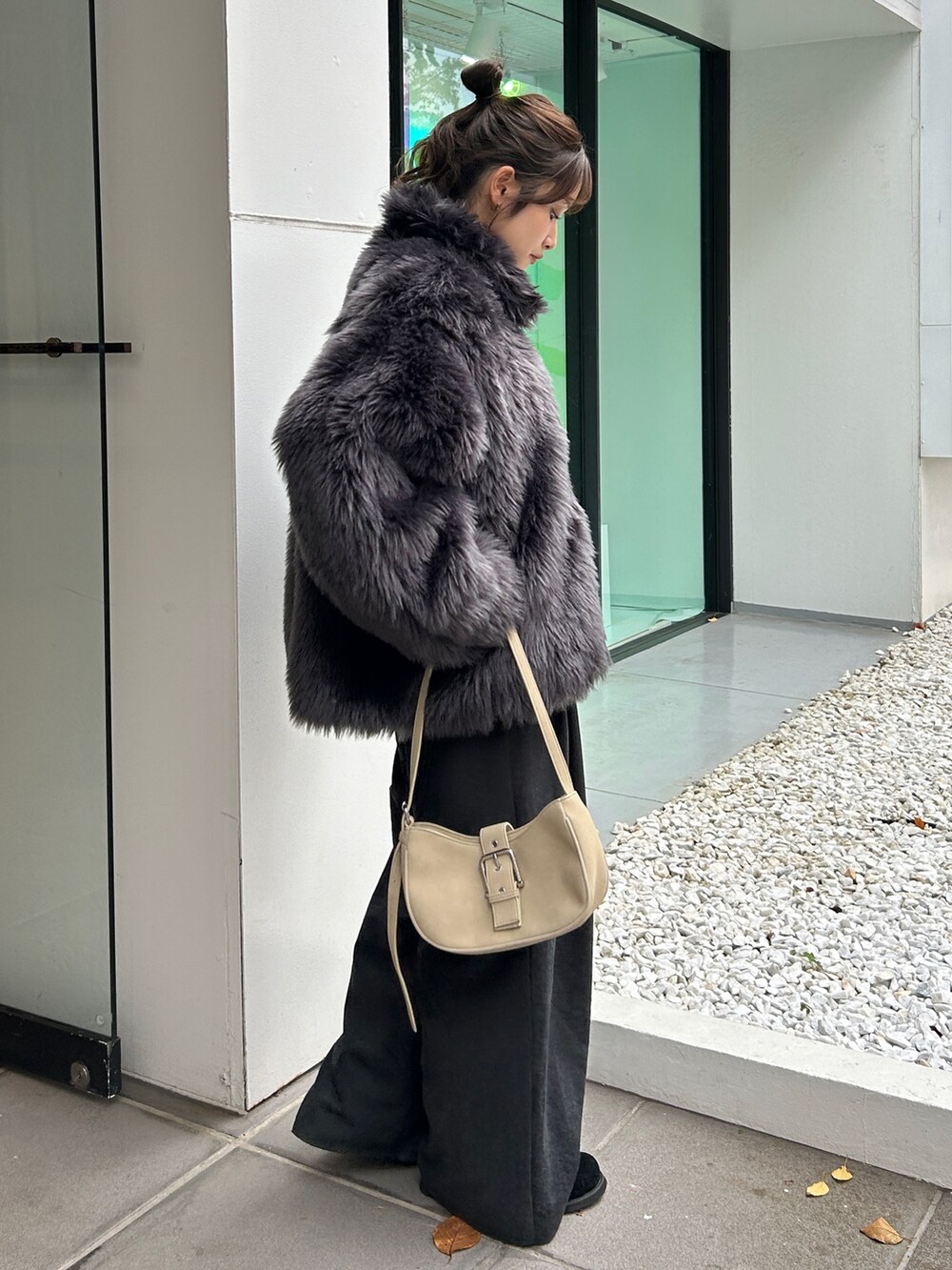 グレー系のダウンジャケット/コート、グレー系のその他パンツ、ブラック系のスリッポンを着用したレディースの秋コーディネートの3枚目の写真