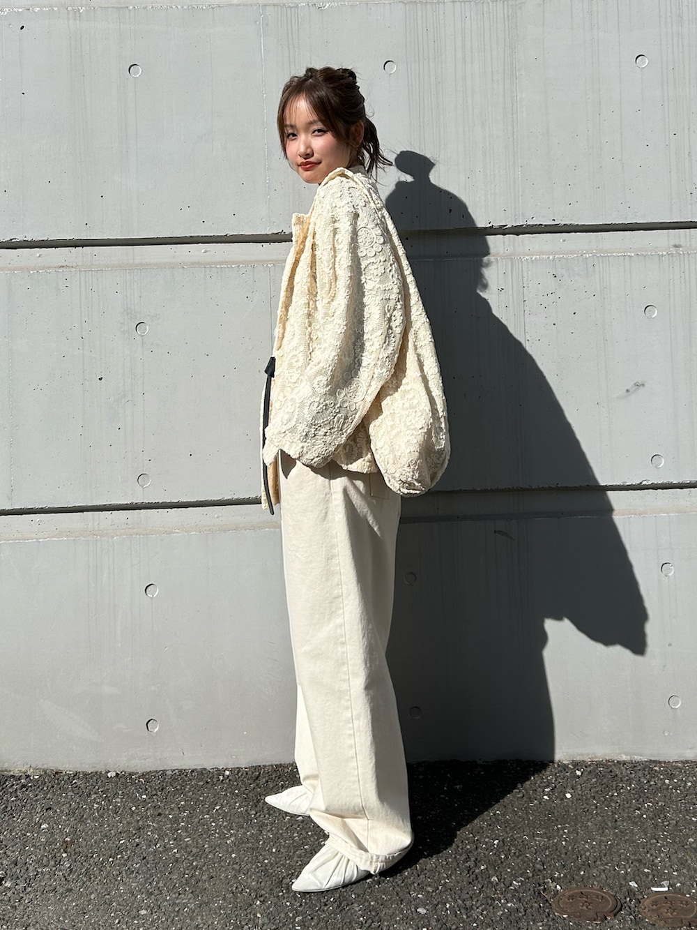 ブルー系のTシャツ/カットソー、ホワイト系のデニムパンツ、ホワイト系のパンプスを着用したレディースの冬コーディネートの3枚目の写真