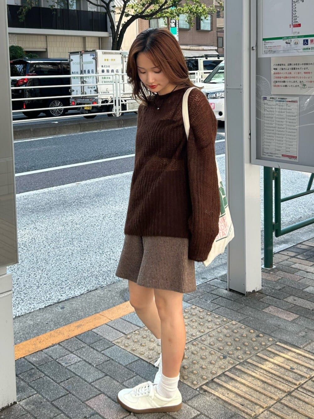 ブラウン系のニット/セーター、ブラウン系のその他パンツ、グリーン系のトートバッグを着用したレディースの秋コーディネートの2枚目の写真