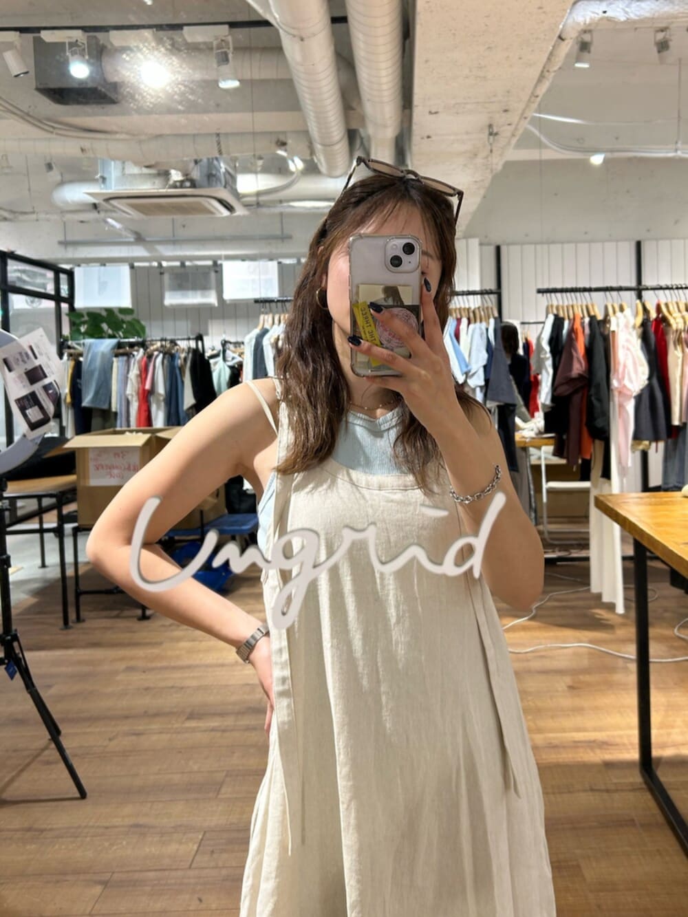 ブルー系のタンクトップ、シルバー系のサンダルを着用したレディースの冬コーディネートの8枚目の写真