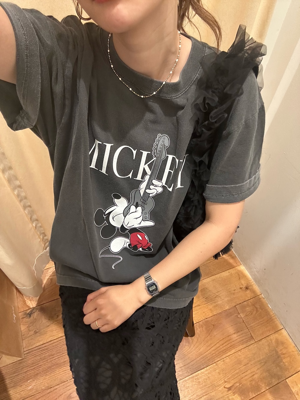 グレー系のTシャツ/カットソー、ブラック系のスカート、ブラック系のスリッポンを着用したレディースの夏コーディネートの6枚目の写真