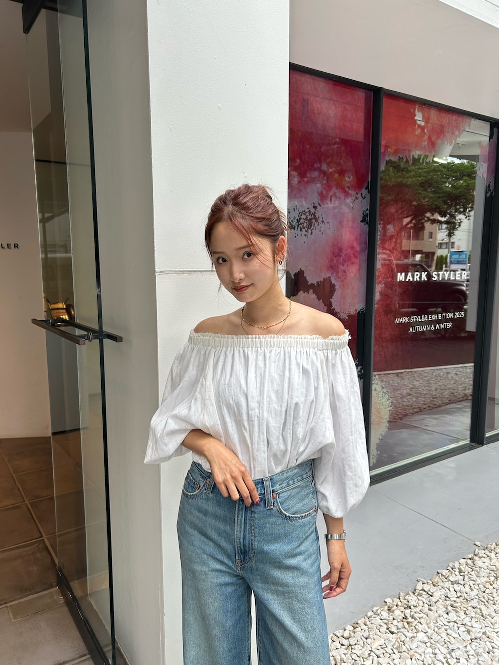 ホワイト系のサンダル、ブルー系のデニムパンツ、ホワイト系のシャツ/ブラウスを着用したレディースの夏コーディネートの6枚目の写真