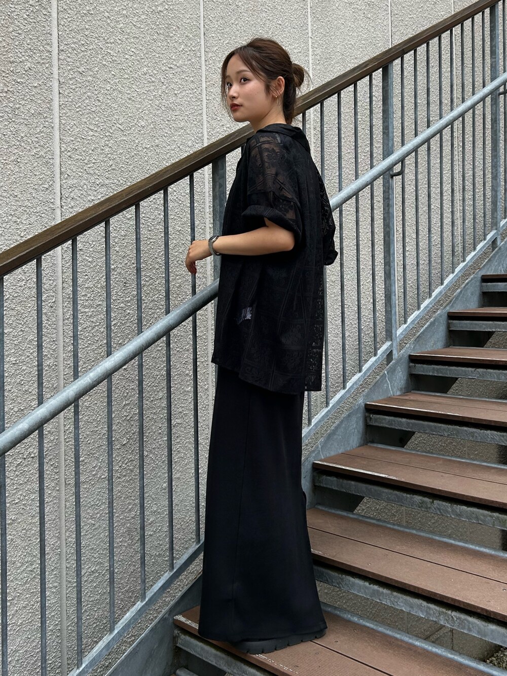 ブラック系のワンピース、ブラック系のシャツ/ブラウスを着用したレディースの夏コーディネートの3枚目の写真