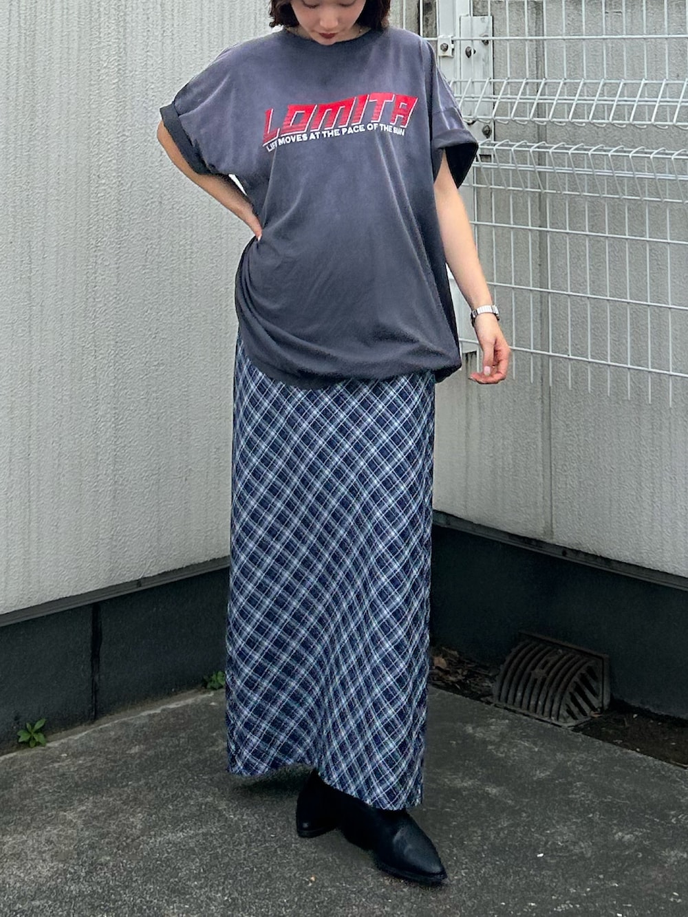 グレー系のTシャツ/カットソー、ブルー系のスカート、ブラック系のブーツを着用したレディースの春コーディネートの6枚目の写真