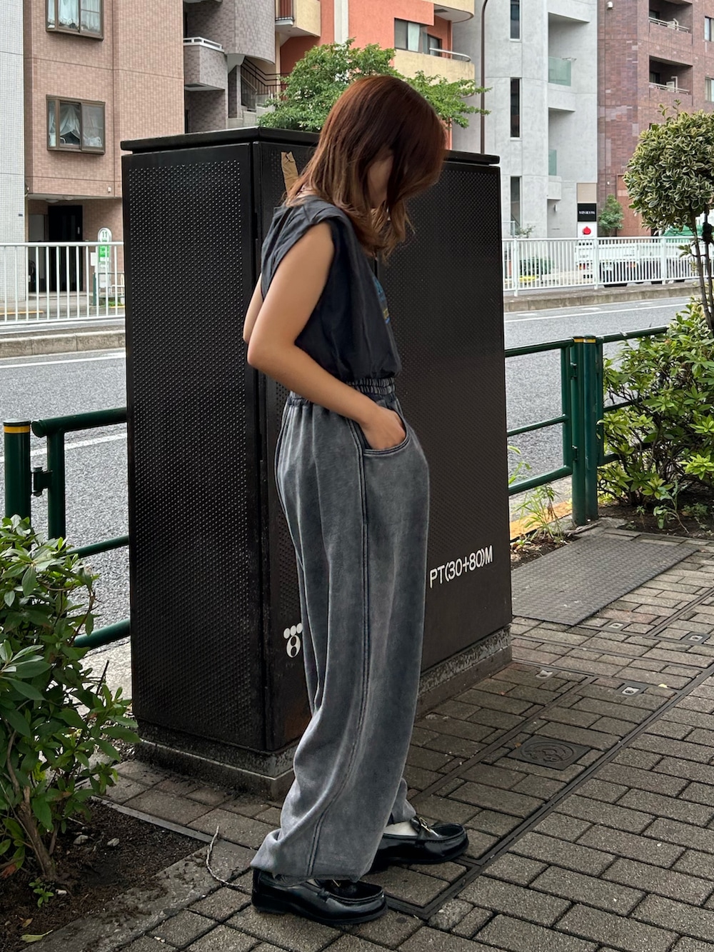 グレー系のタンクトップ、グレー系のスウェットパンツを着用したレディースの夏コーディネートの4枚目の写真