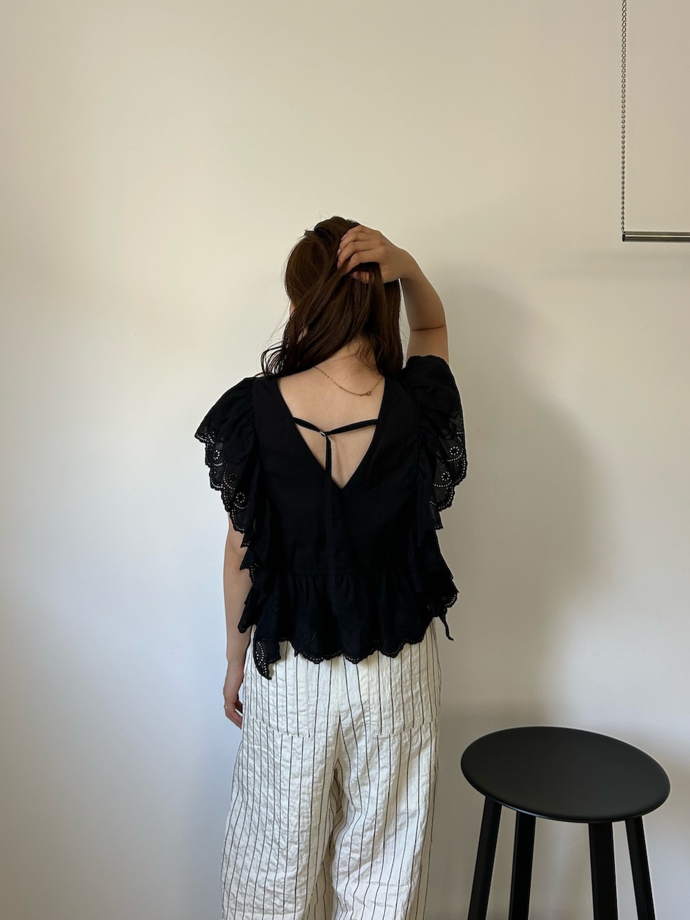 ブラック系のシャツ/ブラウス、ホワイト系のその他パンツ、その他のサンダルを着用したレディースの夏コーディネートの6枚目の写真