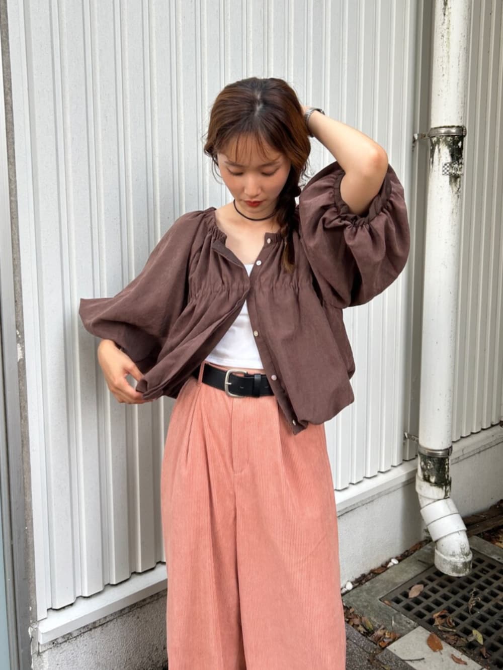 ブラウン系のシャツ/ブラウス、ピンク系のその他パンツを着用したレディースの夏コーディネートの7枚目の写真