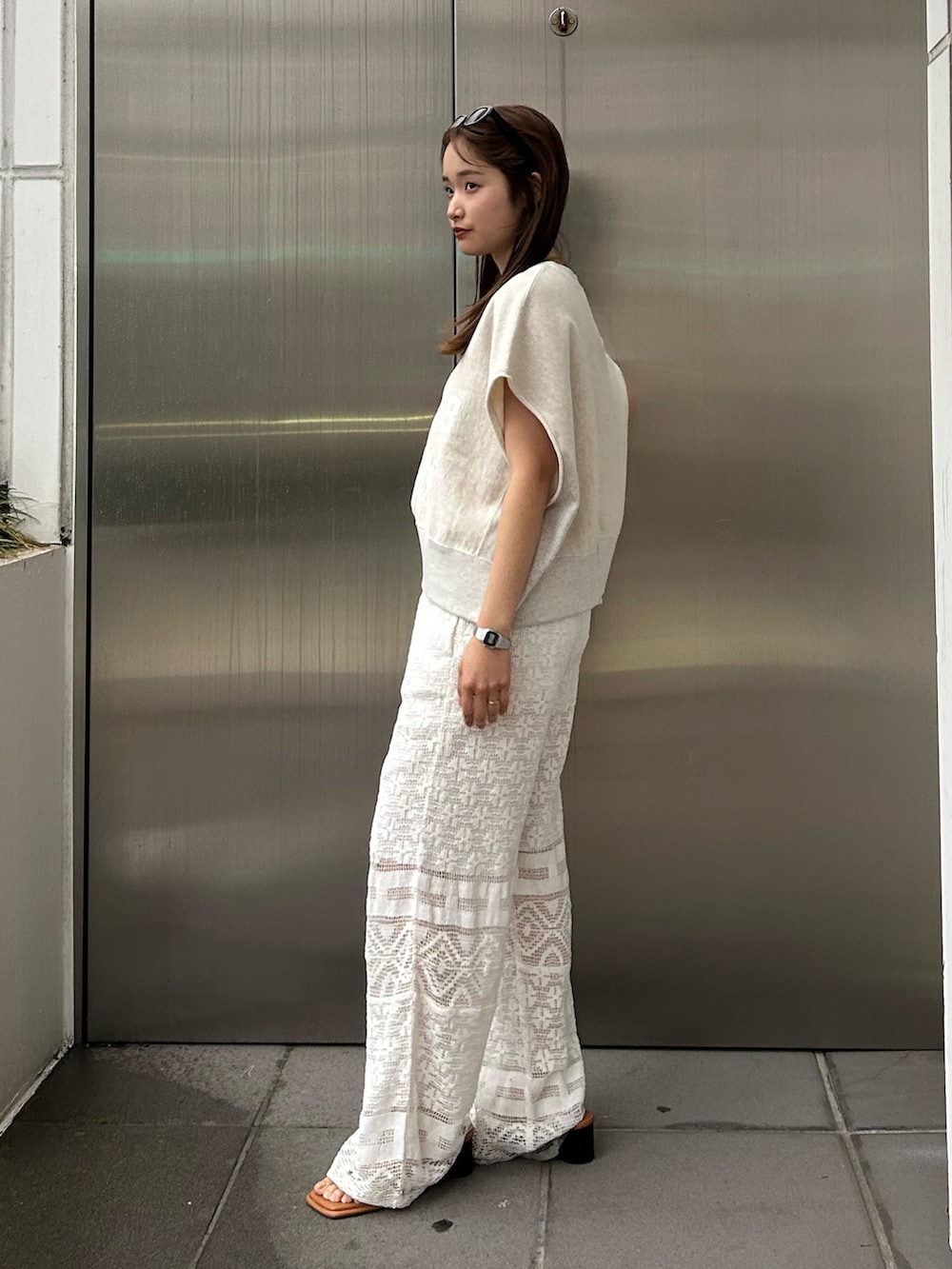 ホワイト系のその他パンツ、ホワイト系のスウェットを着用したレディースの春コーディネートの2枚目の写真