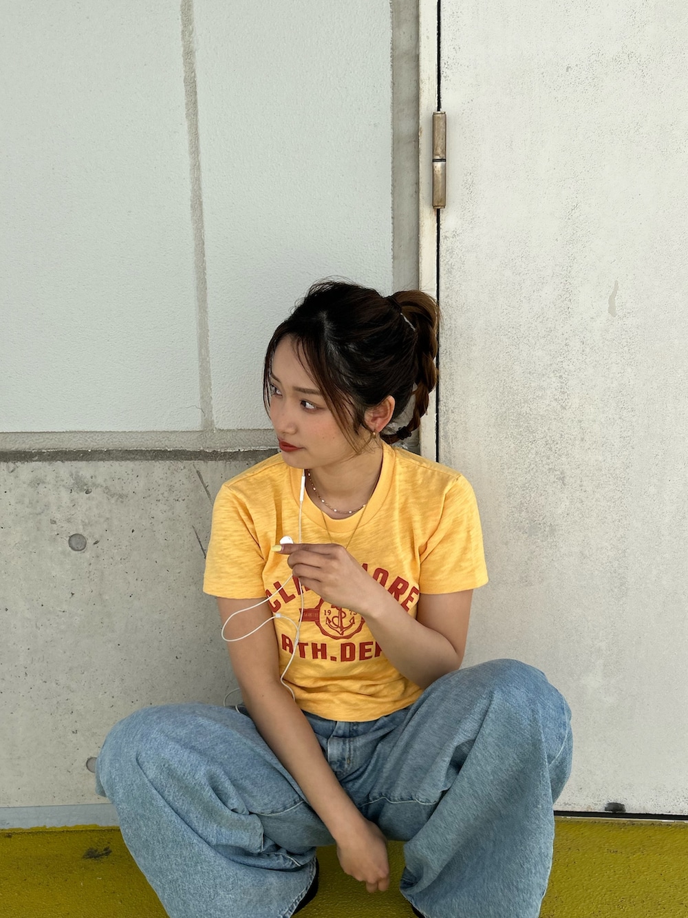 イエロー系のTシャツ/カットソー、ブルー系のデニムパンツを着用したレディースの春コーディネートの7枚目の写真