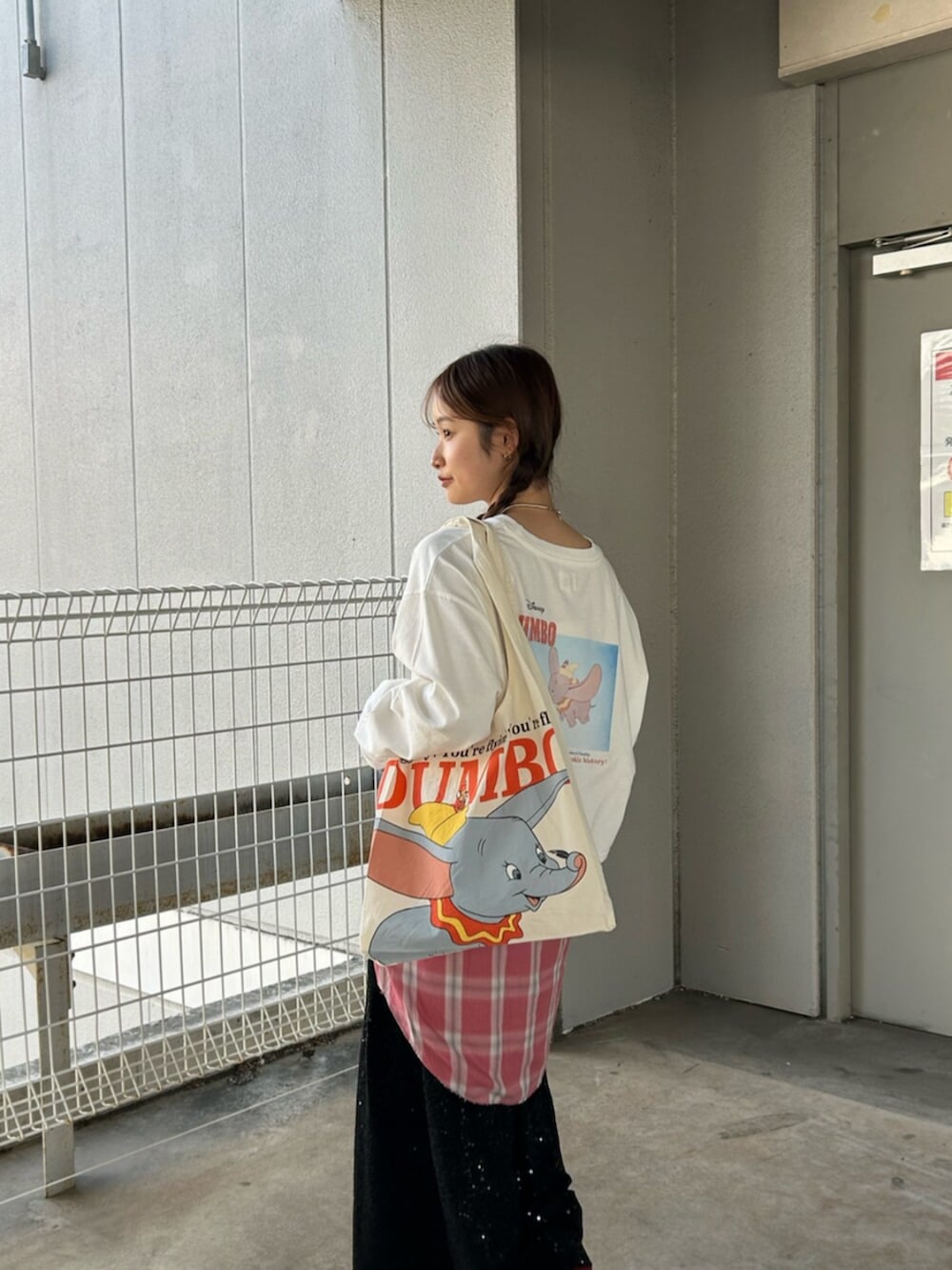 ホワイト系のTシャツ/カットソー、レッド系のシャツ/ブラウス、ブラック系のスカートを着用したレディースの冬コーディネートの8枚目の写真