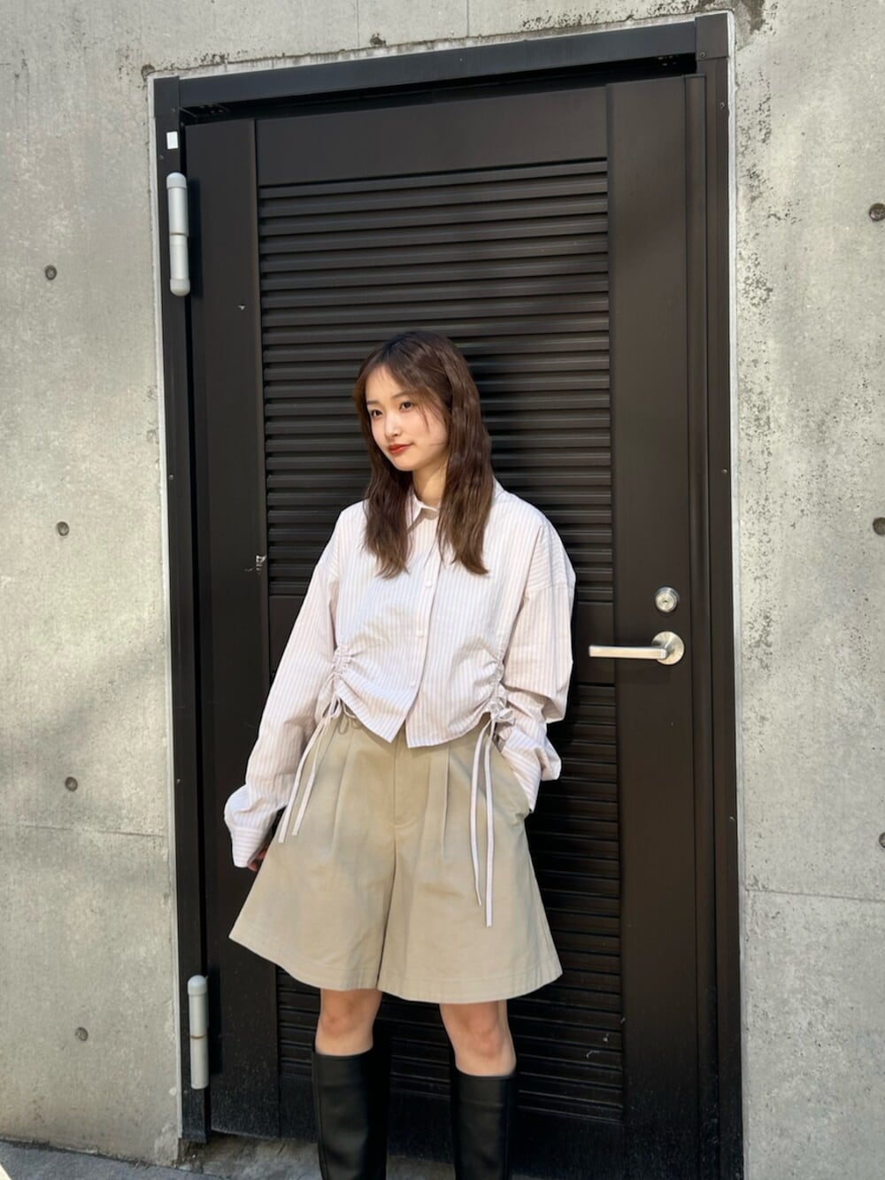 ブラック系のブーツ、ベージュ系のその他パンツを着用したレディースの冬コーディネートの5枚目の写真