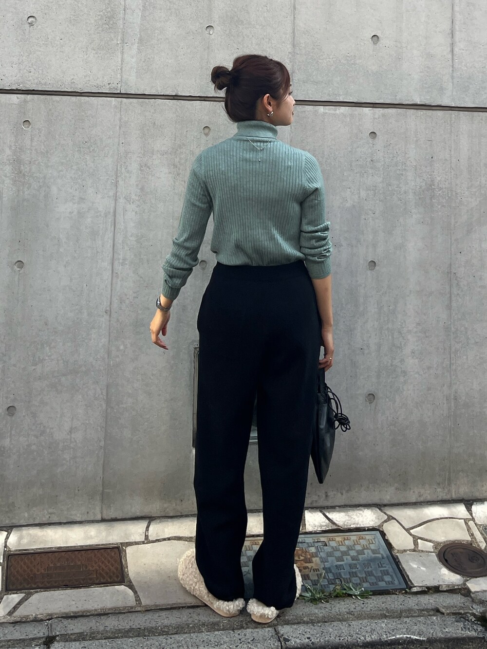 ブラック系のその他パンツ、グリーン系のニット/セーター、ブラック系のショルダーバッグを着用したレディースの秋コーディネートの4枚目の写真