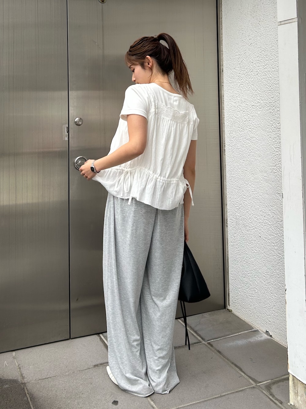 ホワイト系のTシャツ/カットソー、ホワイト系のシャツ/ブラウス、グレー系のその他パンツを着用したレディースの春コーディネートの3枚目の写真