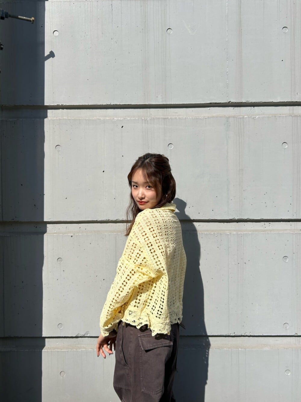 ブラウン系のその他パンツ、ブラック系のブーツを着用したレディースの冬コーディネートの6枚目の写真