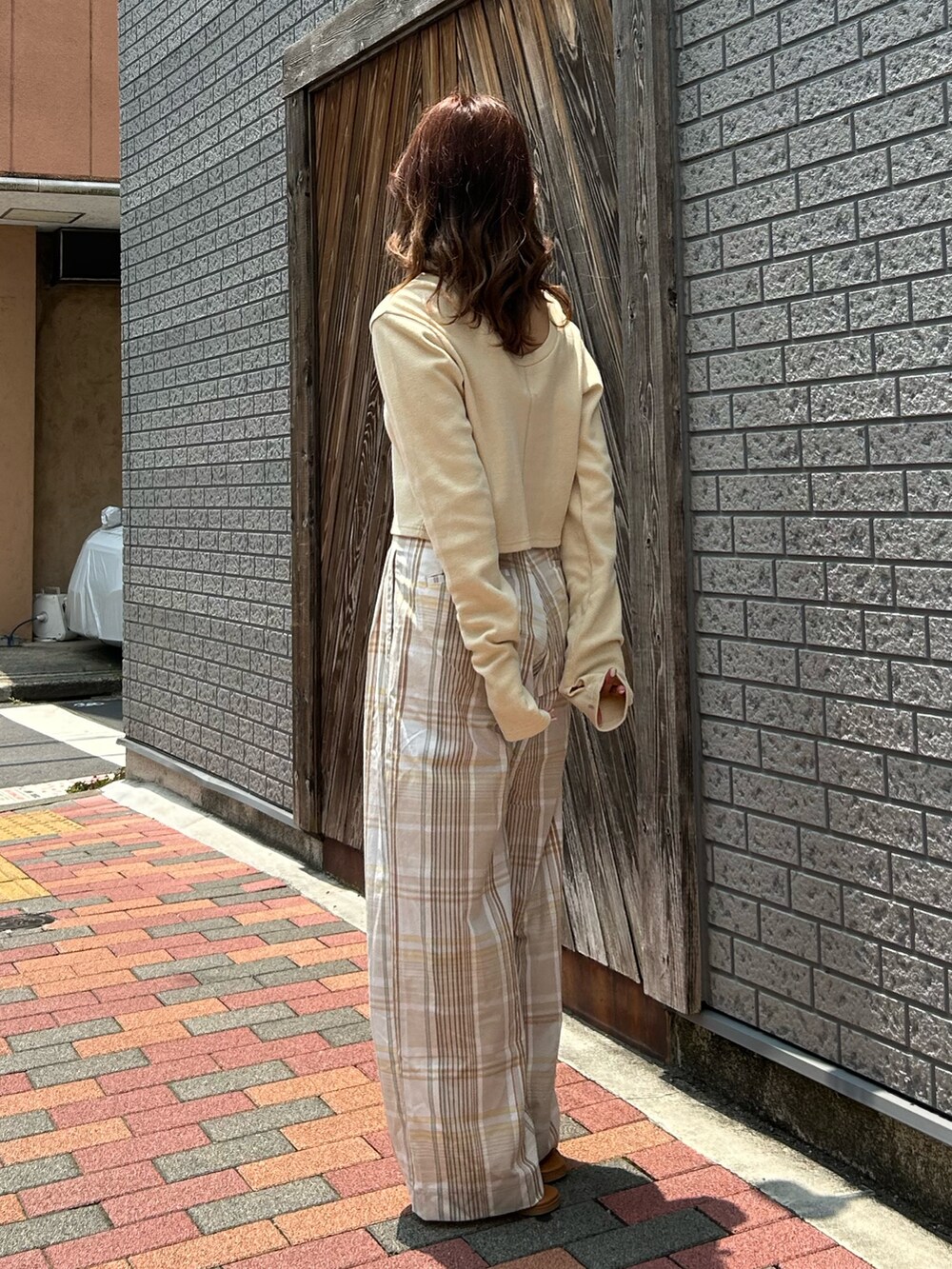 ベージュ系のその他パンツ、イエロー系のTシャツ/カットソー、シルバー系のサンダルを着用したレディースの夏コーディネートの2枚目の写真