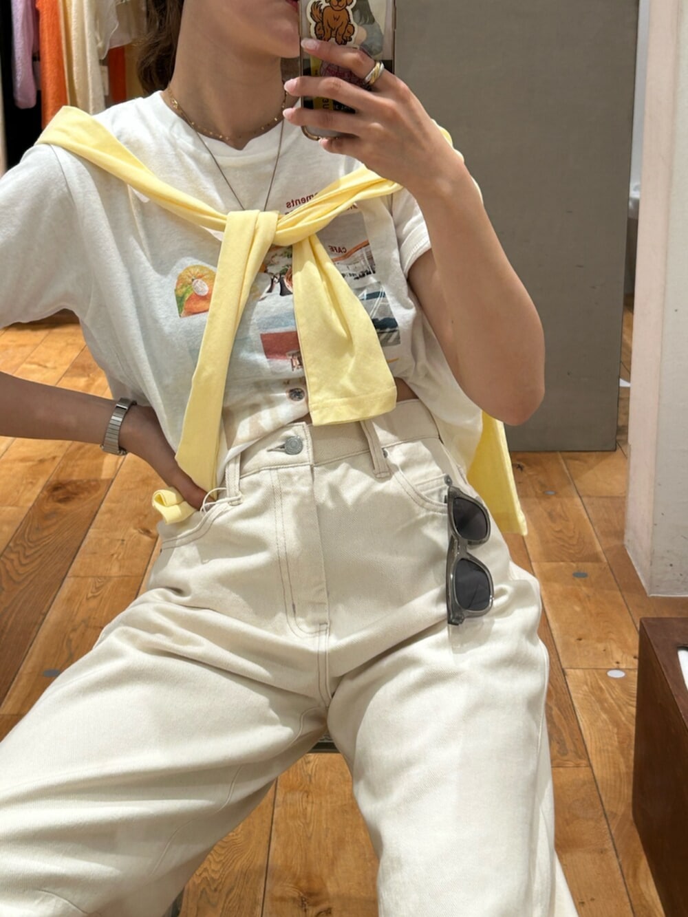 ホワイト系のパンプス、ホワイト系のデニムパンツ、ホワイト系のTシャツ/カットソーを着用したレディースの春コーディネートの5枚目の写真
