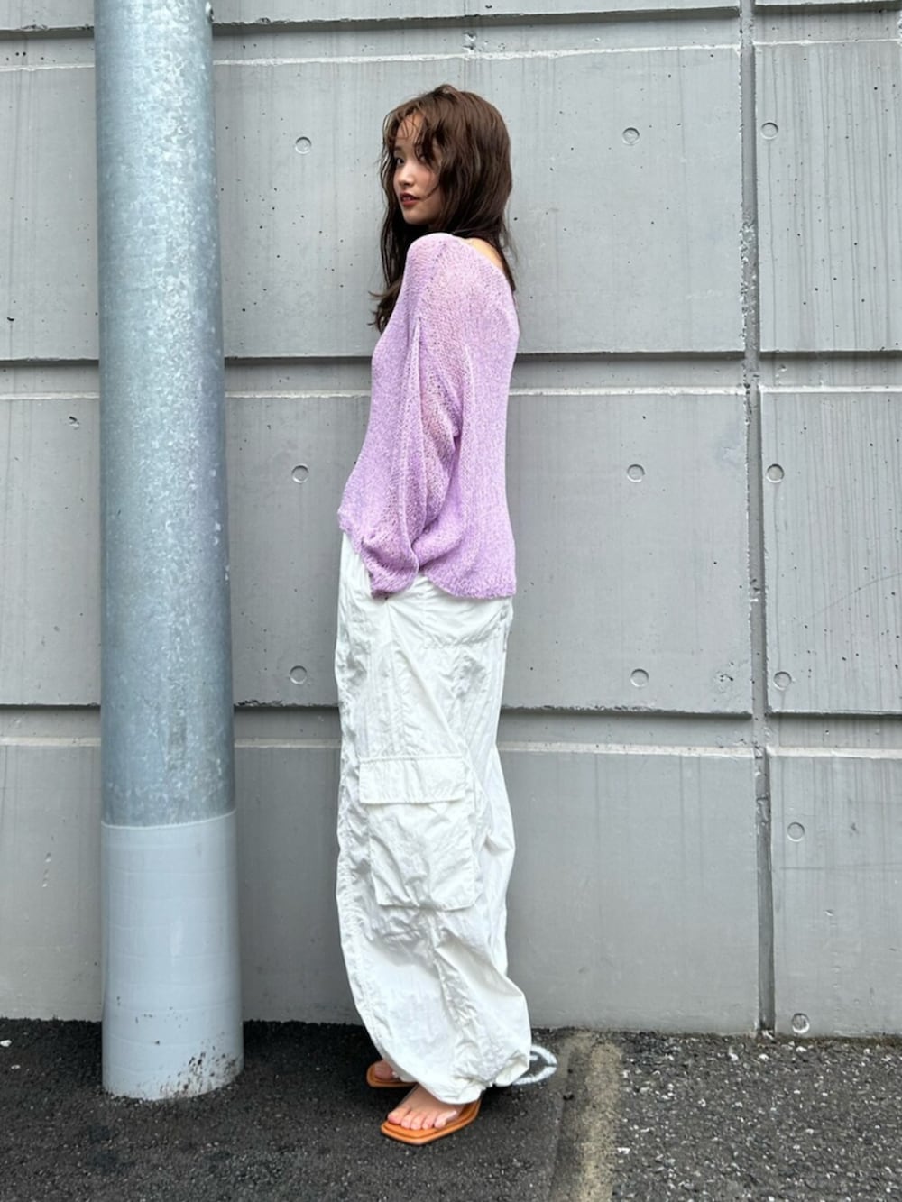 その他のサンダル、ホワイト系のその他パンツ、パープル系のニット/セーターを着用したレディースの夏コーディネートの3枚目の写真