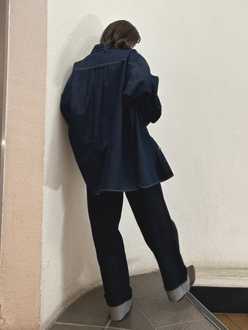 ブルー系のデニムパンツ、ブラウン系のブーツ、ブルー系のシャツ/ブラウスを着用したレディースの秋コーディネートの3枚目の写真