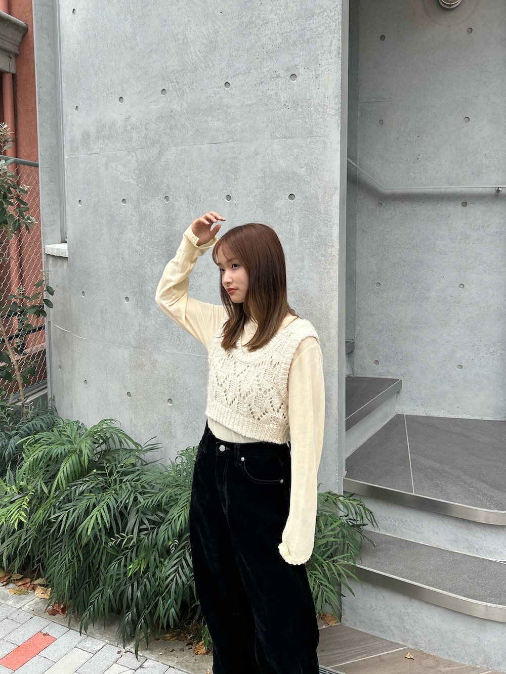 イエロー系のTシャツ/カットソー、ホワイト系のワンピース、ブラック系のデニムパンツを着用したレディースの秋コーディネートの6枚目の写真