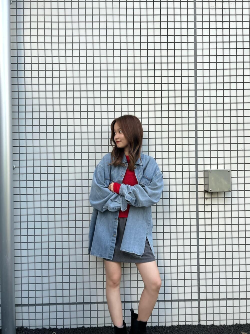 ブルー系のシャツ/ブラウス、レッド系のニット/セーター、グレー系のスカートを着用したレディースの秋コーディネートの9枚目の写真