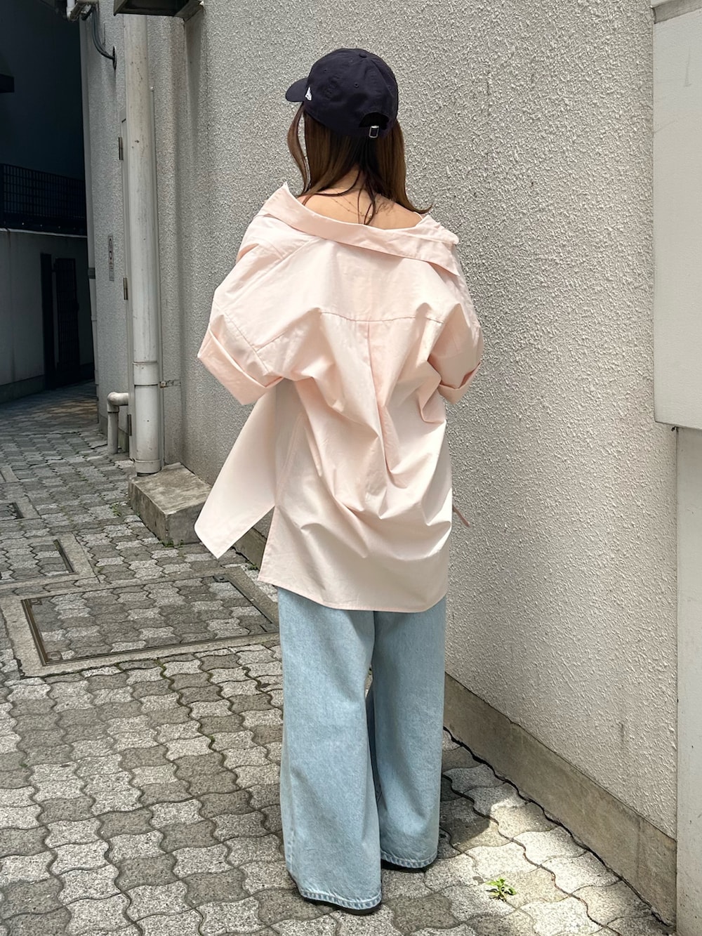 ブルー系のデニムパンツ、ピンク系のシャツ/ブラウス、ホワイト系のキャミソールを着用したレディースの春コーディネートの4枚目の写真