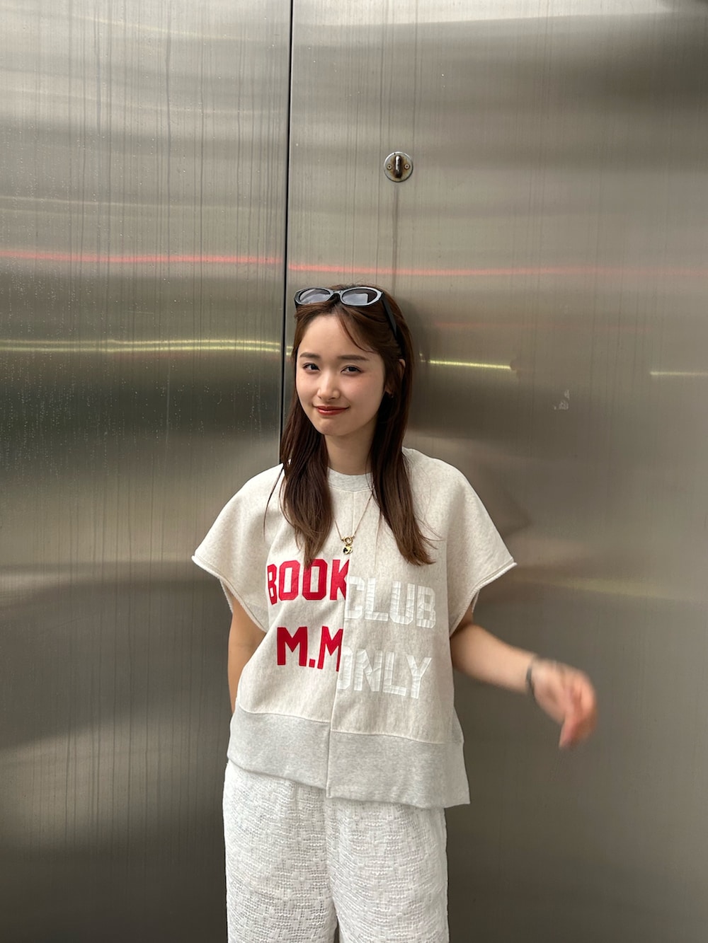 ホワイト系のその他パンツ、ホワイト系のスウェットを着用したレディースの春コーディネートの5枚目の写真