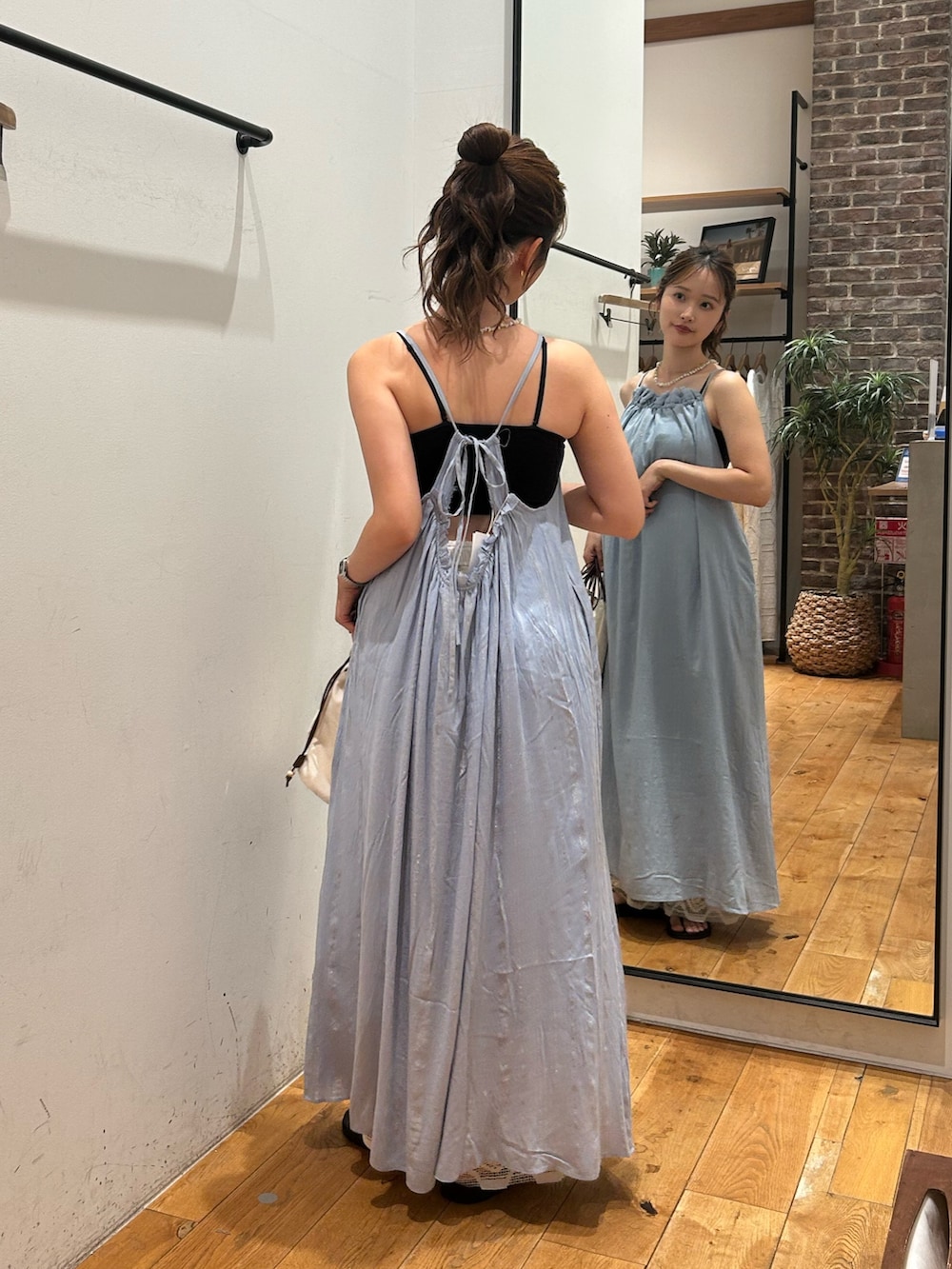 ブルー系のワンピース、ホワイト系のその他パンツ、その他のネックレスを着用したレディースの夏コーディネートの5枚目の写真