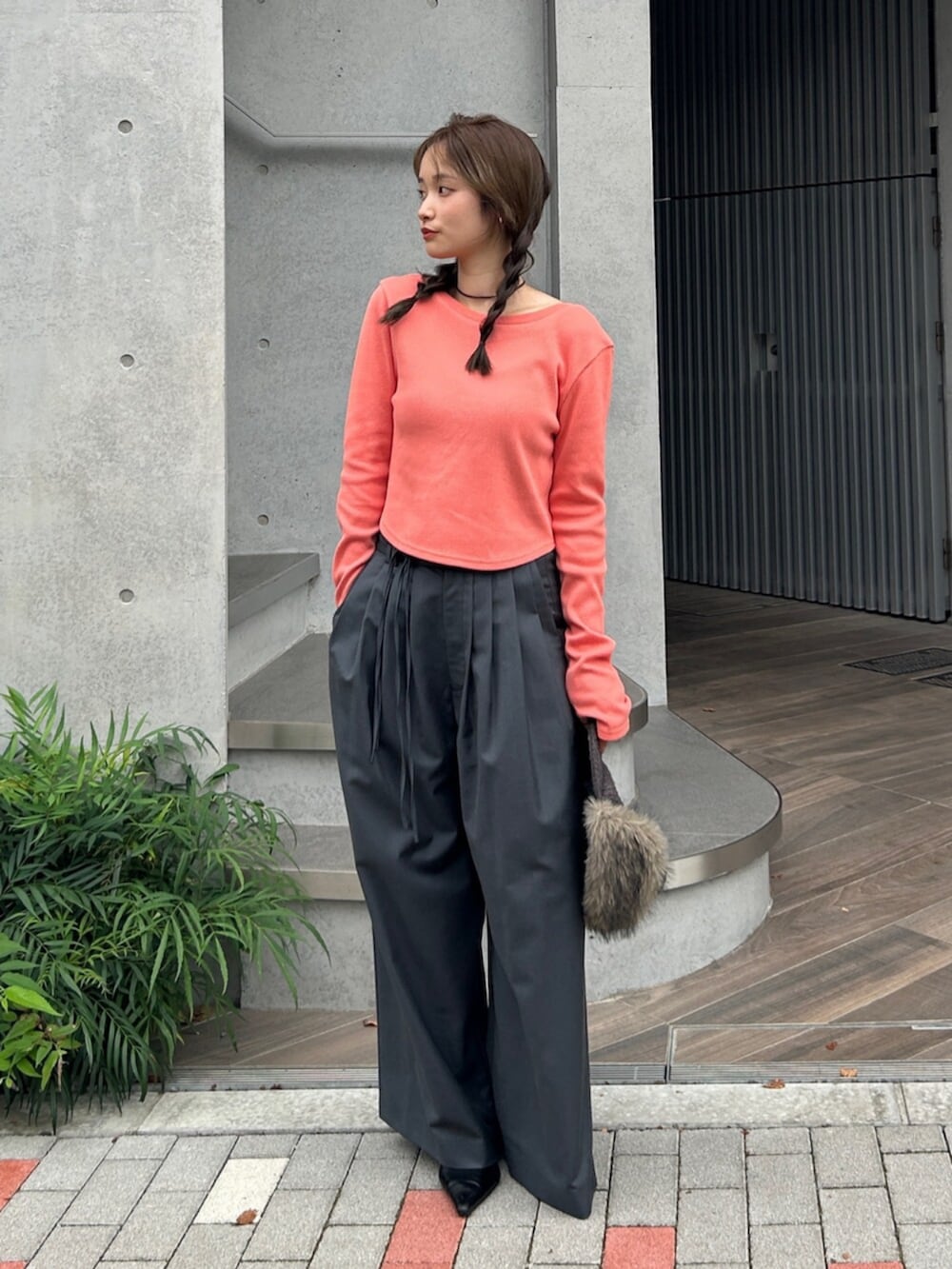 グレー系のその他パンツ、ブラック系のパンプス、ピンク系のTシャツ/カットソーを着用したレディースの秋コーディネートの4枚目の写真
