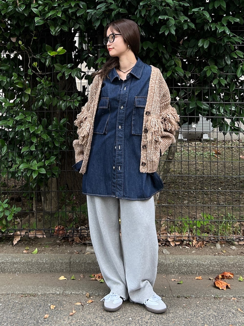 ブルー系のシャツ/ブラウス、ブラウン系のカーディガン/ボレロ、グレー系のその他パンツを着用したレディースの秋コーディネートの2枚目の写真