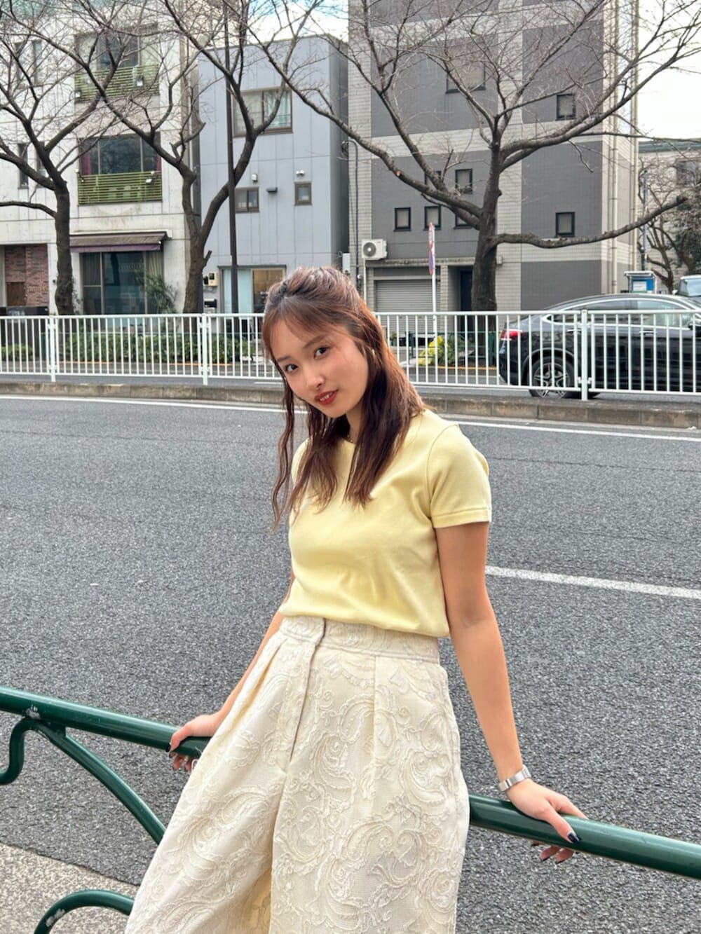 ホワイト系のその他パンツ、ホワイト系のサンダルを着用したレディースの冬コーディネートの5枚目の写真