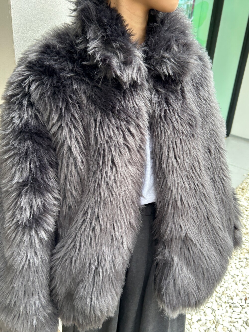 グレー系のダウンジャケット/コート、グレー系のその他パンツ、ブラック系のスリッポンを着用したレディースの秋コーディネートの7枚目の写真