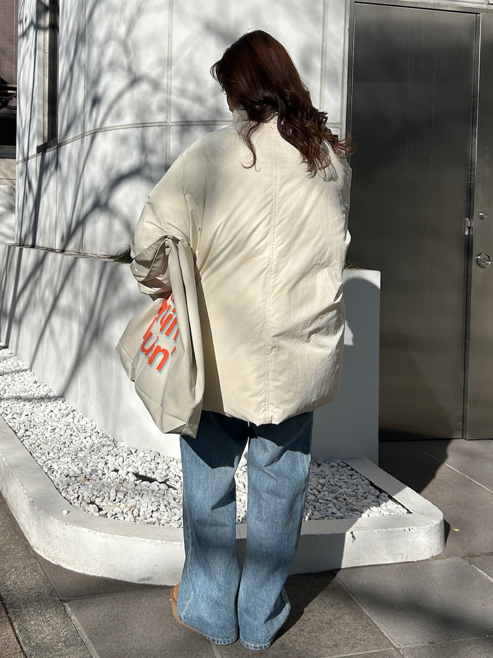 グレー系のニット/セーター、ブルー系のデニムパンツ、レッド系のニット/セーターを着用したレディースの冬コーディネートの5枚目の写真