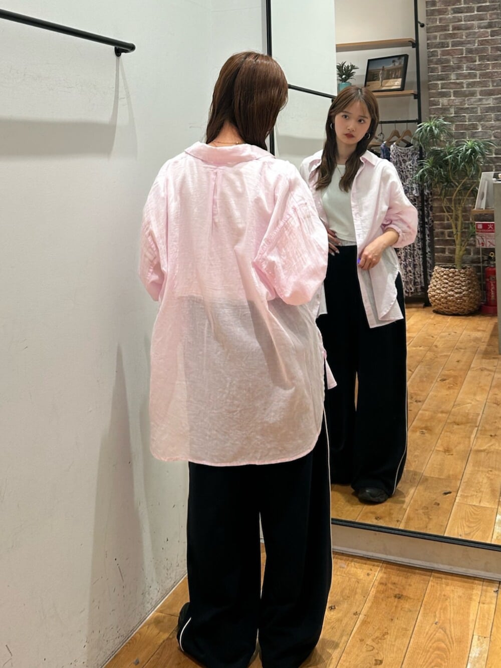 ホワイト系のTシャツ/カットソー、ブルー系のその他パンツ、パープル系のシャツ/ブラウスを着用したレディースの春コーディネートの3枚目の写真