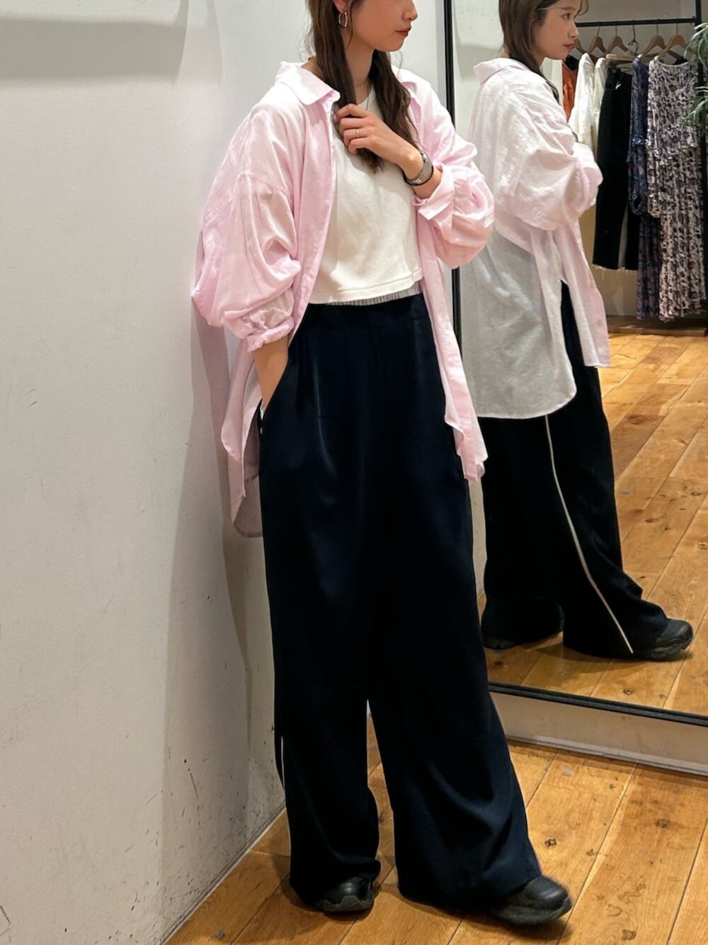 ホワイト系のTシャツ/カットソー、ブルー系のその他パンツ、パープル系のシャツ/ブラウスを着用したレディースの春コーディネートの4枚目の写真