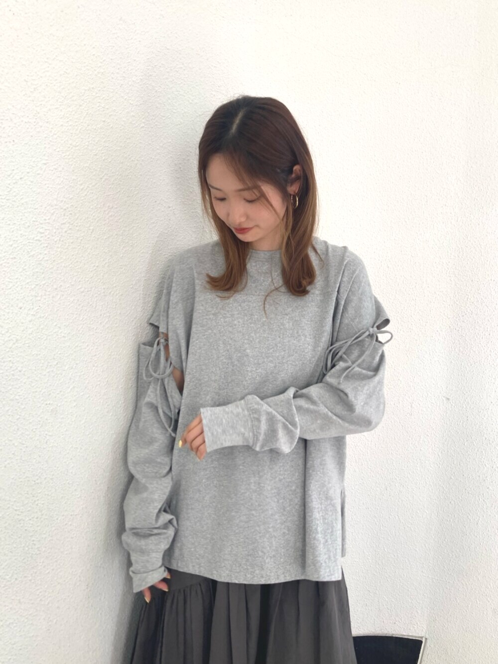 グレー系のTシャツ/カットソー、グレー系のスカートを着用したレディースの春コーディネートの7枚目の写真