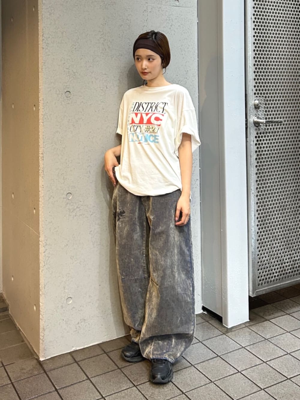 ホワイト系のTシャツ/カットソー、ベージュ系のデニムパンツを着用したレディースの夏コーディネートの5枚目の写真