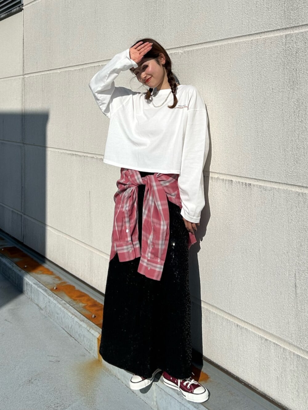 ホワイト系のTシャツ/カットソー、レッド系のシャツ/ブラウス、ブラック系のスカートを着用したレディースの冬コーディネートの2枚目の写真