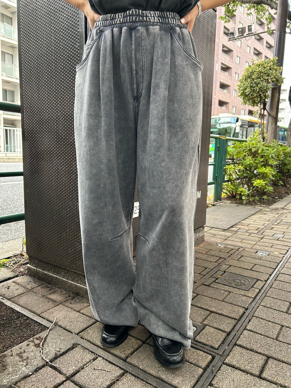 グレー系のタンクトップ、グレー系のスウェットパンツを着用したレディースの夏コーディネートの7枚目の写真