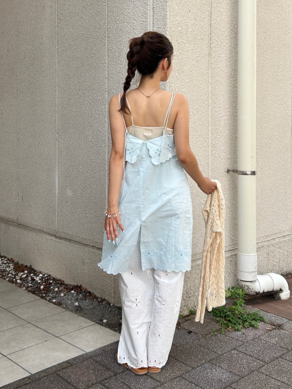 ブルー系のキャミソール、ホワイト系のその他パンツを着用したレディースの夏コーディネートの3枚目の写真