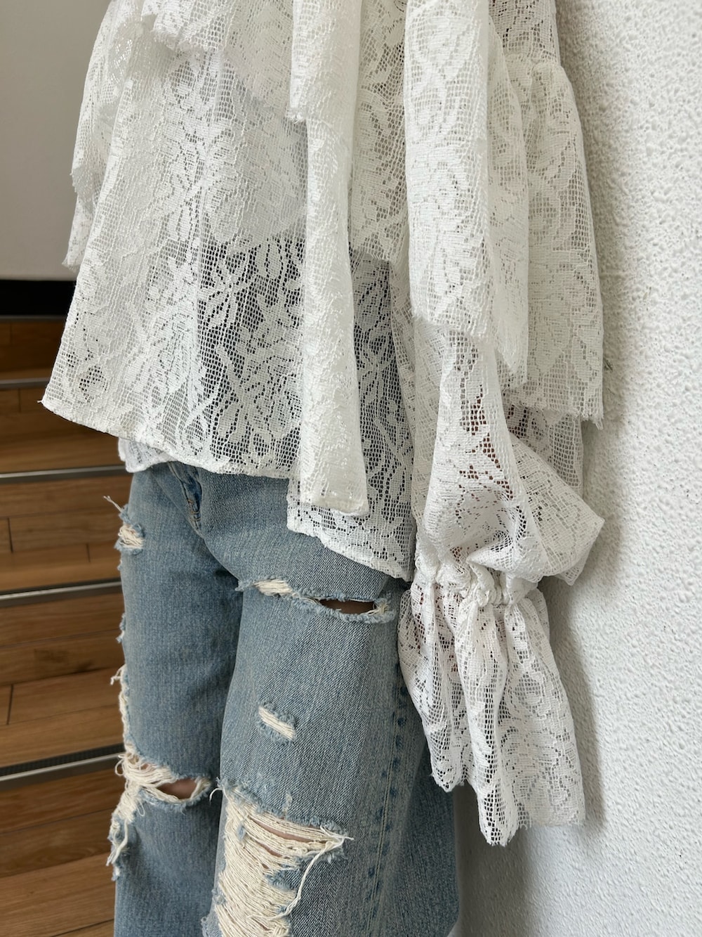 ブルー系のデニムパンツ、シルバー系のブーツ、ホワイト系のシャツ/ブラウスを着用したレディースの春コーディネートの5枚目の写真