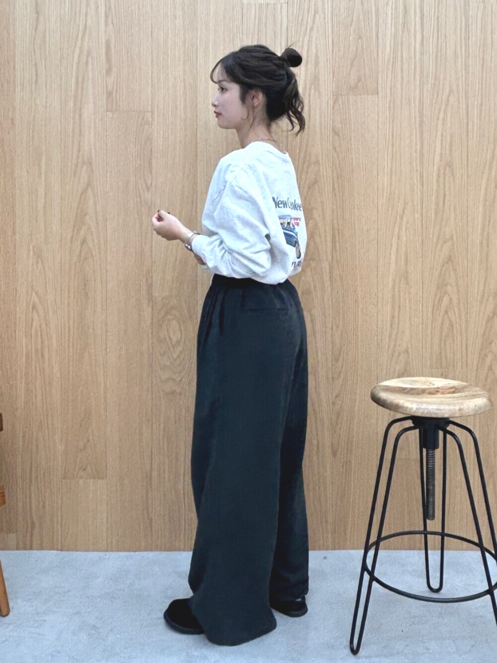 ブラック系のスリッポン、グレー系のその他パンツ、グレー系のTシャツ/カットソーを着用したレディースの秋コーディネートの2枚目の写真