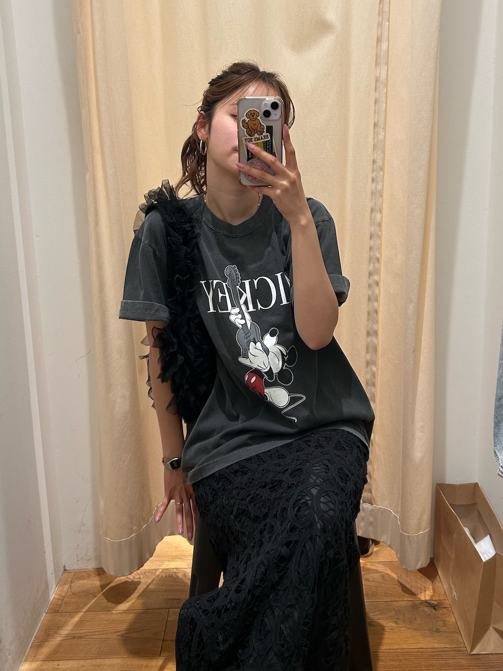 グレー系のTシャツ/カットソー、ブラック系のスカート、ブラック系のスリッポンを着用したレディースの夏コーディネートの7枚目の写真