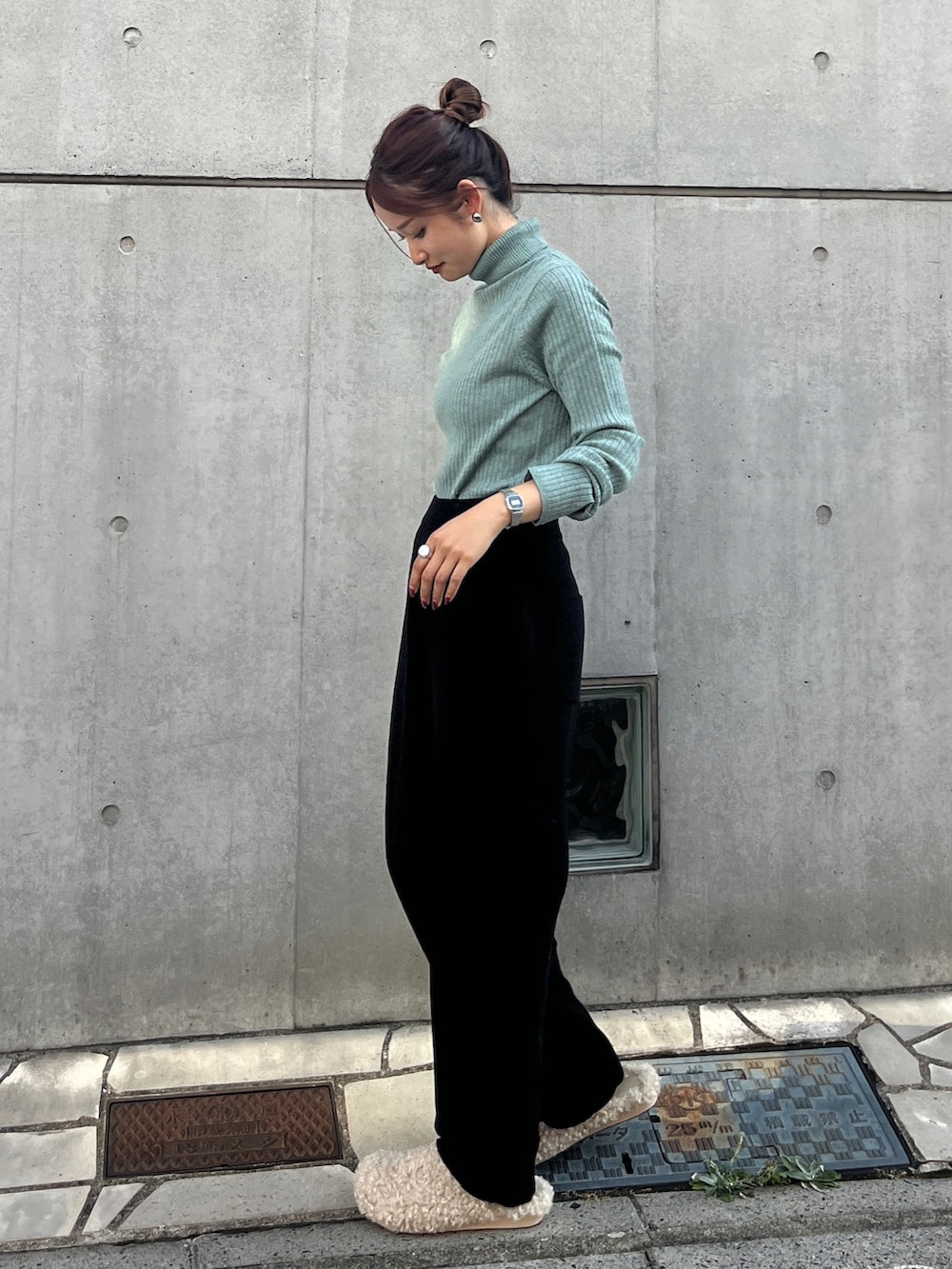 ブラック系のその他パンツ、グリーン系のニット/セーター、ブラック系のショルダーバッグを着用したレディースの秋コーディネートの2枚目の写真